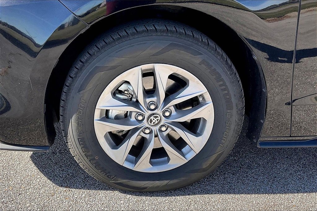 Used 2024 Toyota Sienna XLE image 5