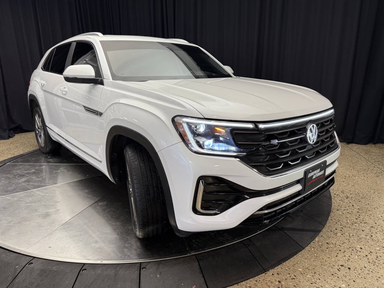 Used 2024 Volkswagen Atlas Cross Sport SEL R-Line AWD/4WD image 11