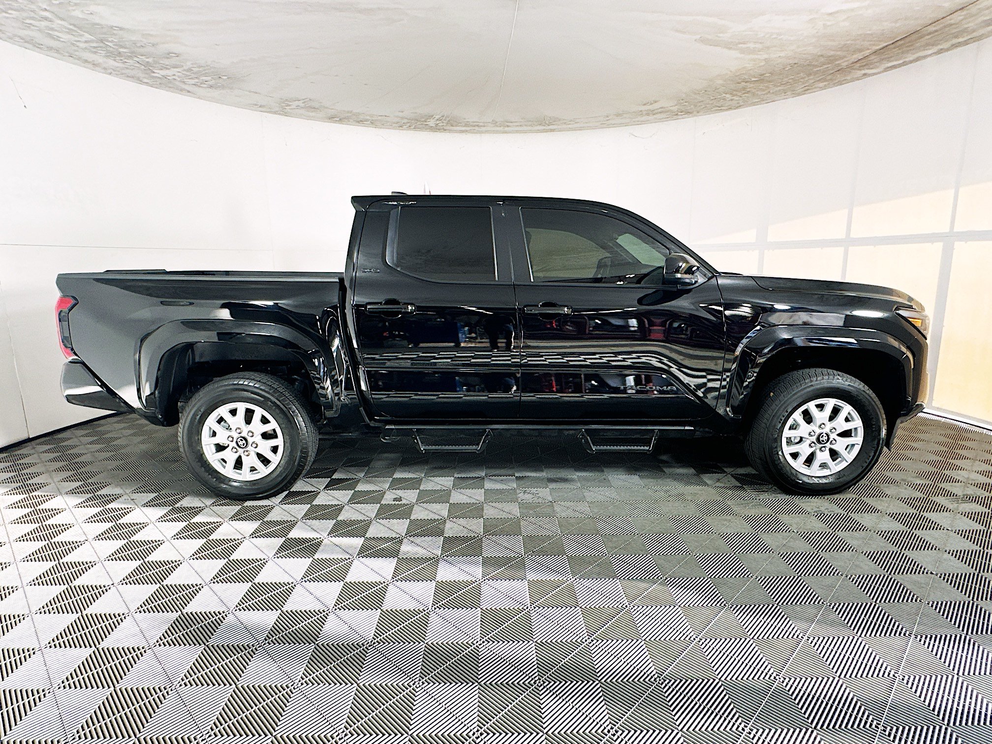 Certified 2024 Toyota Tacoma SR5 AWD/4WD image 2
