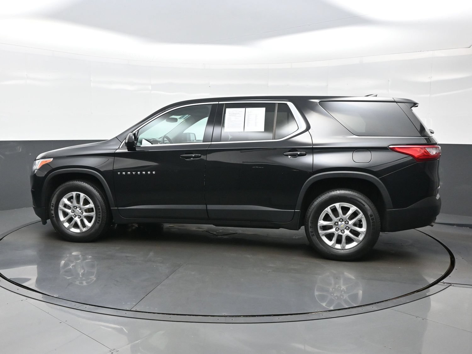 Used 2018 Chevrolet Traverse LS FWD image 4