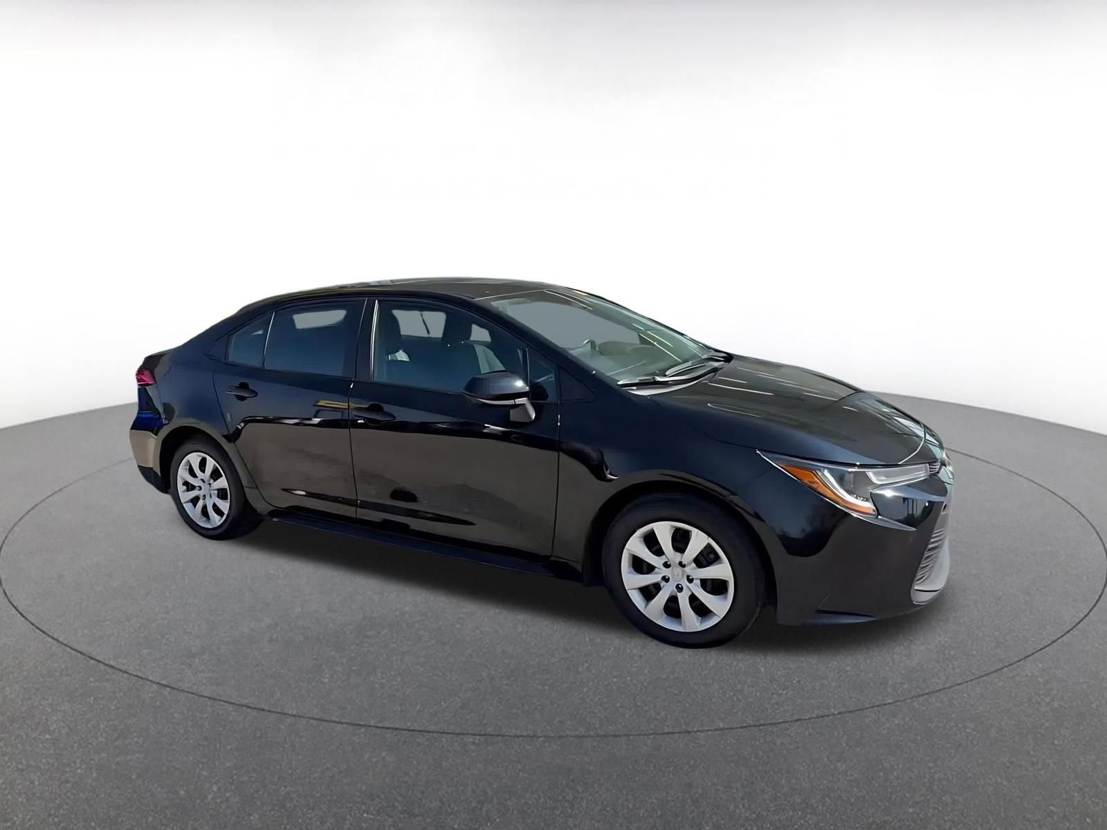 Used 2025 Toyota Corolla LE image 2