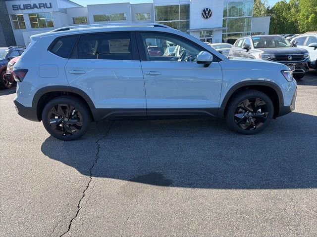 New 2026 Volkswagen Taos SE FWD image 1