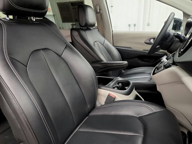 Used 2024 Chrysler Pacifica Touring-L FWD image 26