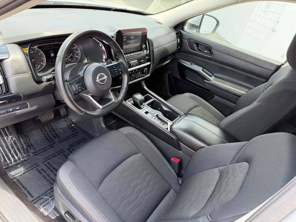 Used 2025 Nissan Pathfinder SV FWD image 2