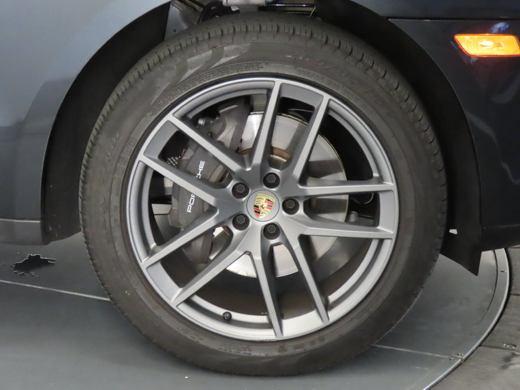 Certified 2025 Porsche Macan AWD/4WD image 11