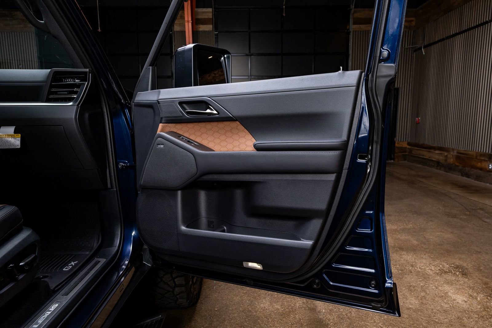 Used 2025 Lexus GX 550 w/ Accessory Package (2T) image 38