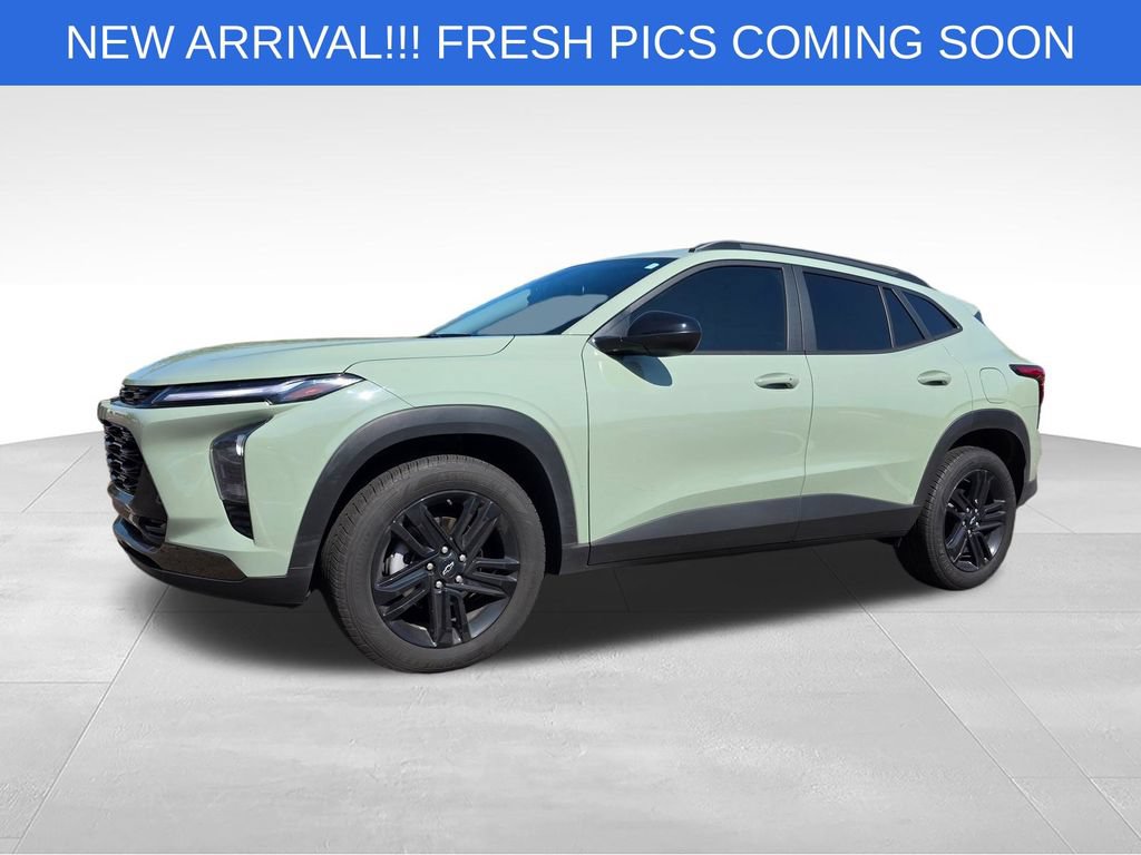 Used 2025 Chevrolet Trax ACTIV w/ Sunroof Package FWD image 2