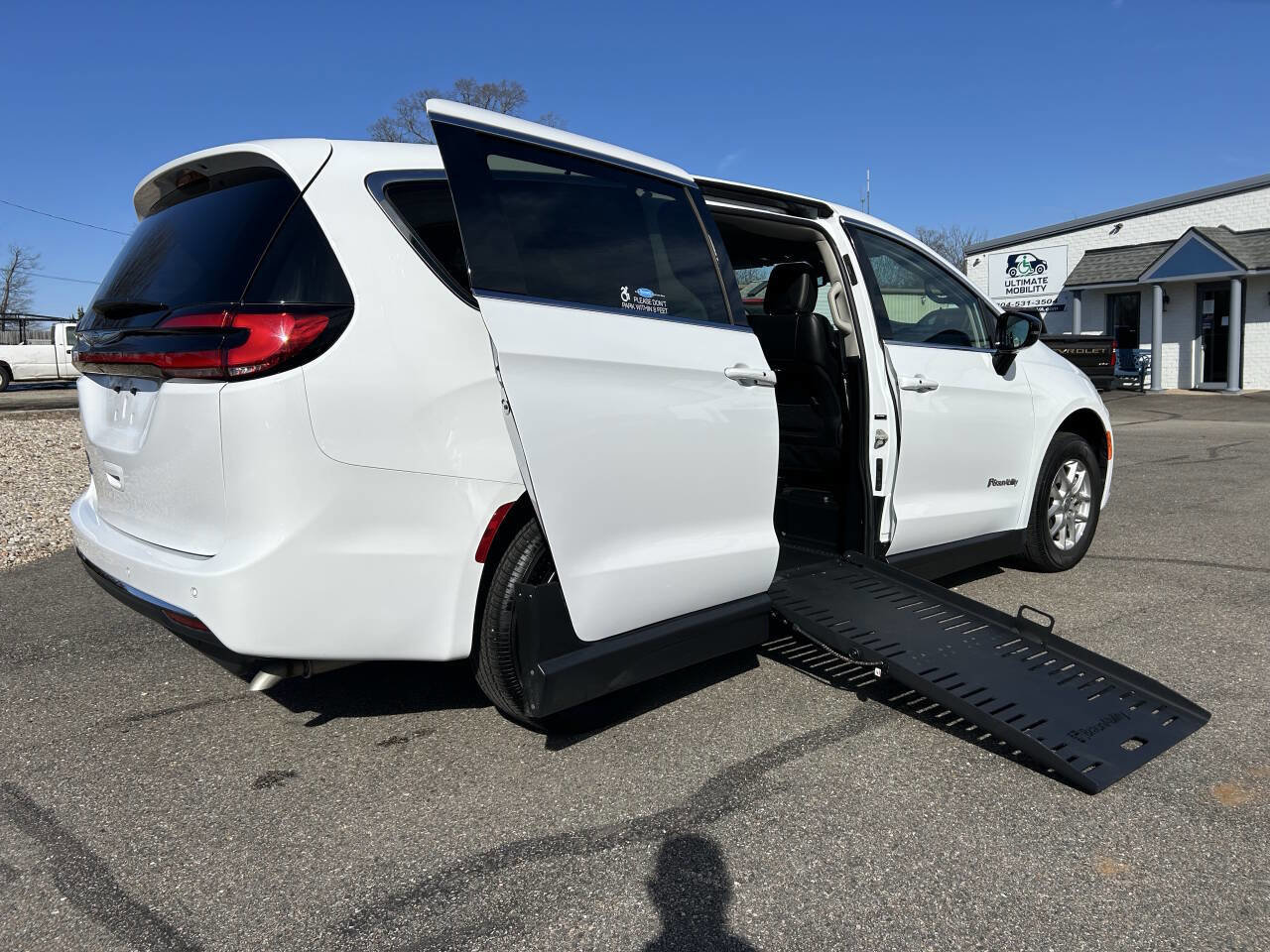 Used 2024 Chrysler Pacifica Touring-L image 2