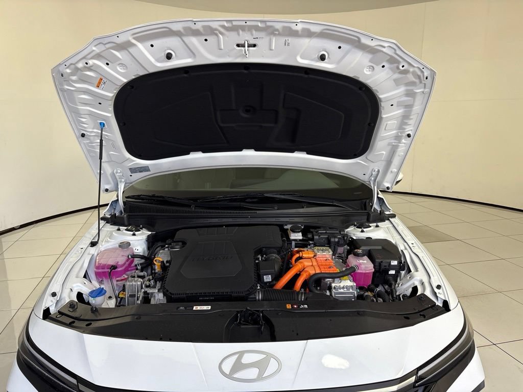 Certified 2025 Hyundai Elantra Hybrid FWD image 11