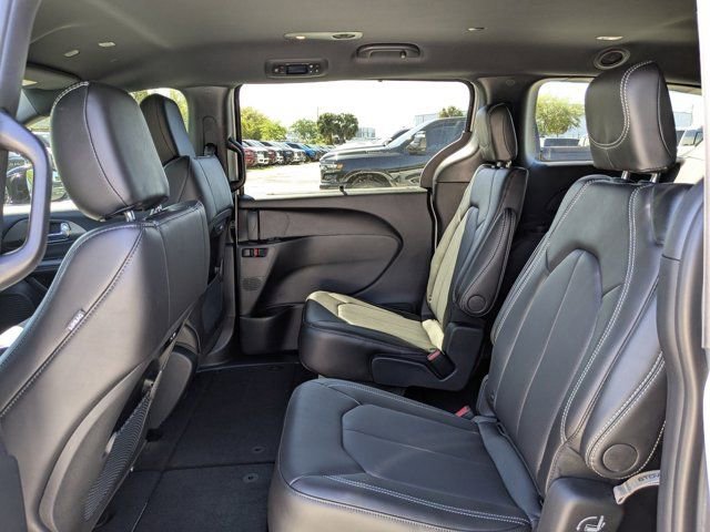 New 2026 Chrysler Pacifica Select FWD image 14