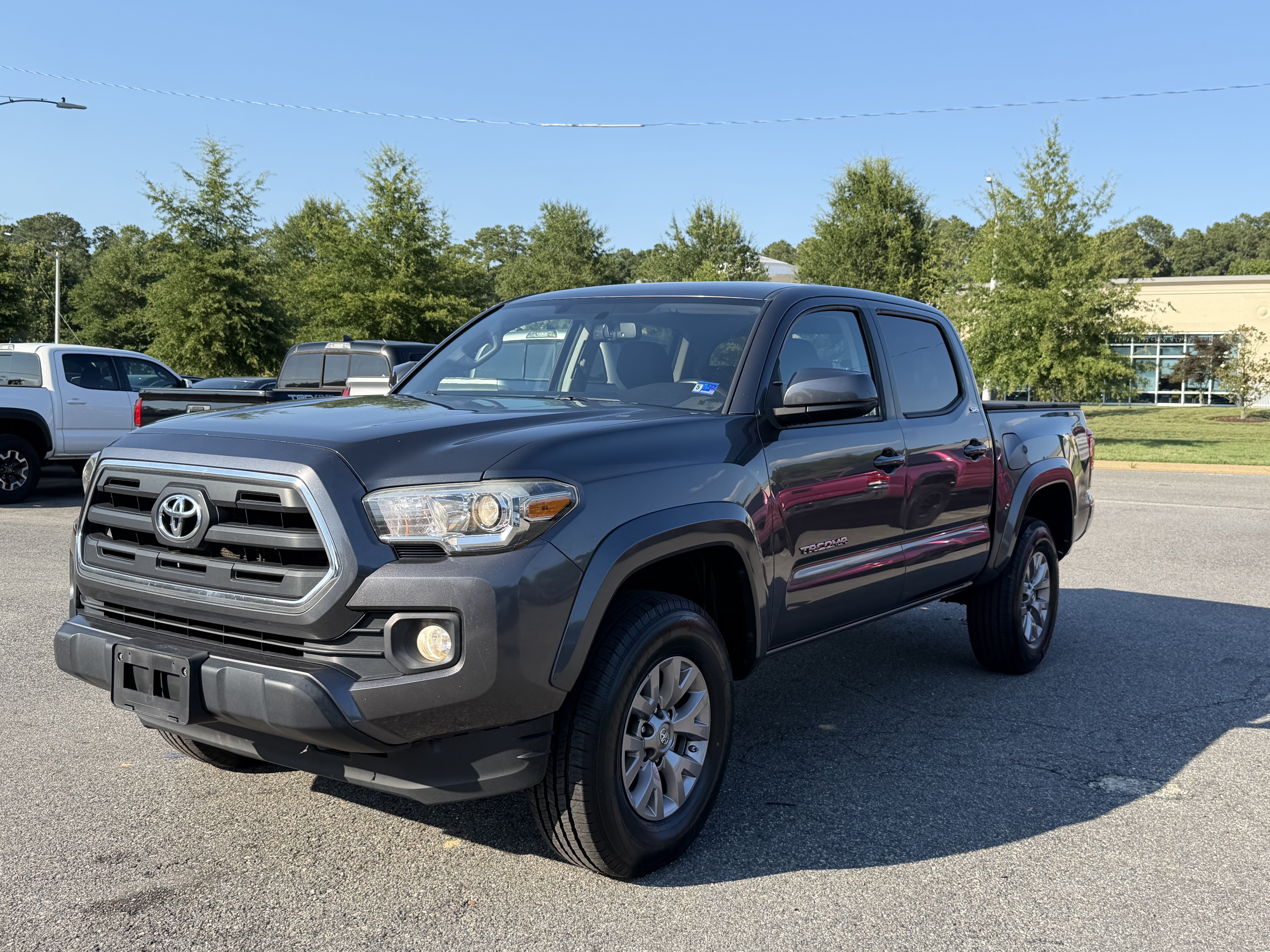 Used 2017 Toyota Tacoma SR5 AWD/4WD image 12