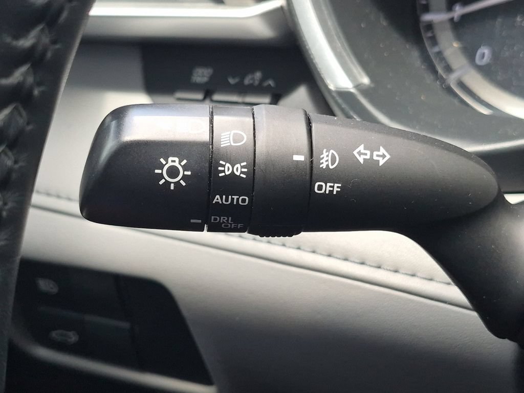 Used 2020 Toyota Highlander XLE FWD image 27