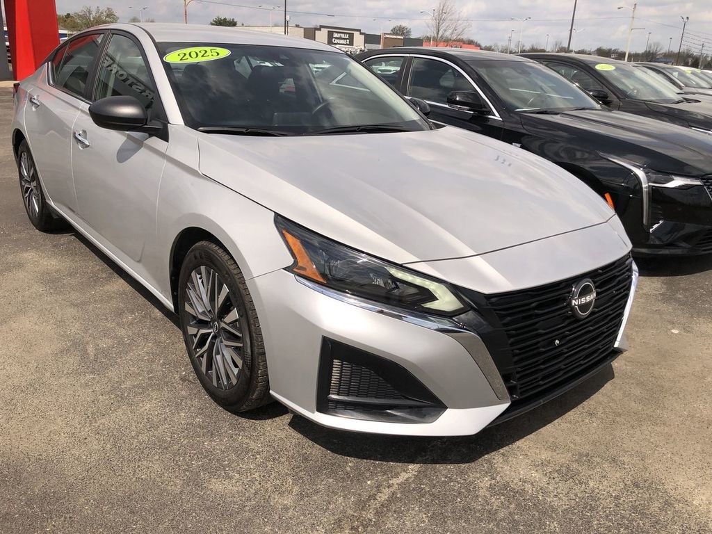 Used 2025 Nissan Altima 2.5 SV FWD image 7