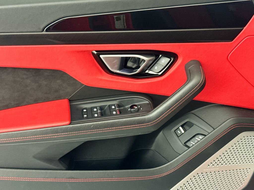 Used 2022 Lamborghini Urus AWD/4WD image 18