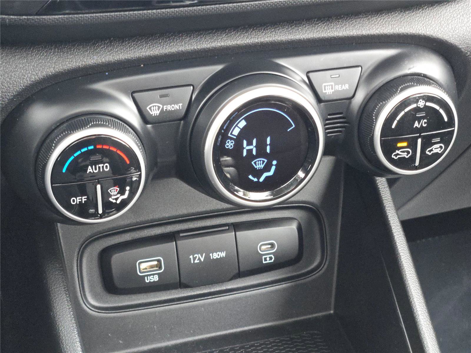 Used 2025 Hyundai Venue SEL image 30