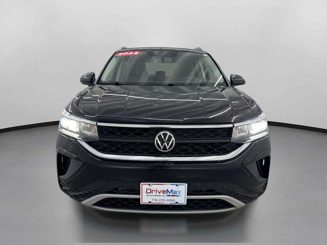 Used 2022 Volkswagen Taos SE image 2