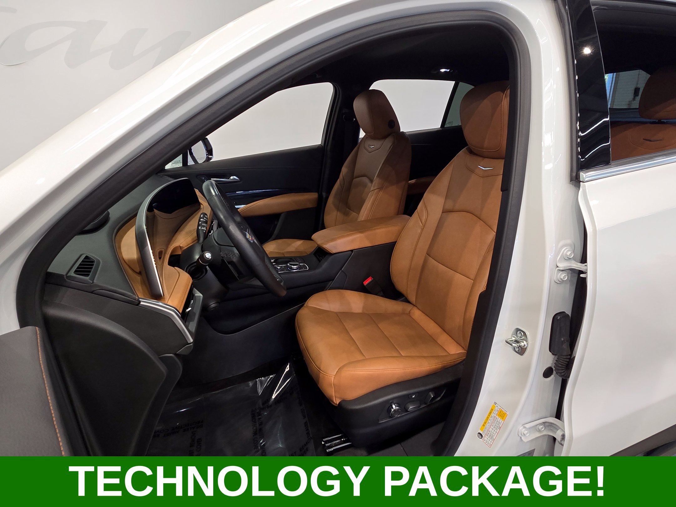 Used 2025 Cadillac XT4 Premium Luxury w/ Technology Package AWD/4WD image 12