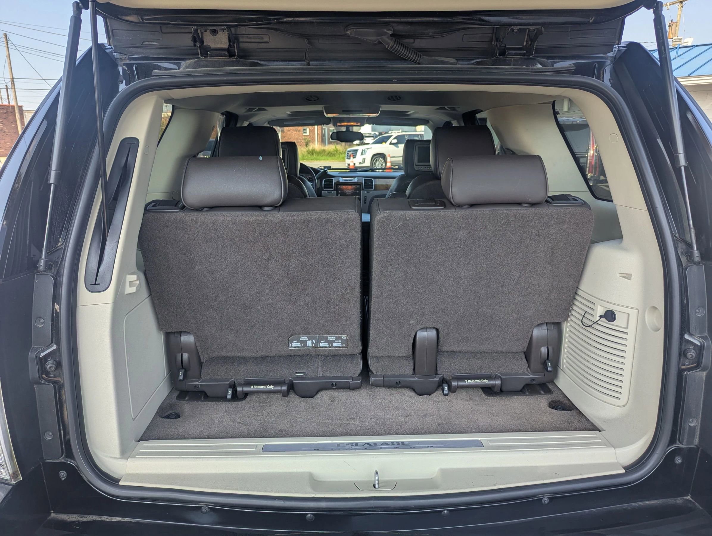 Used 2011 Cadillac Escalade Platinum image 22