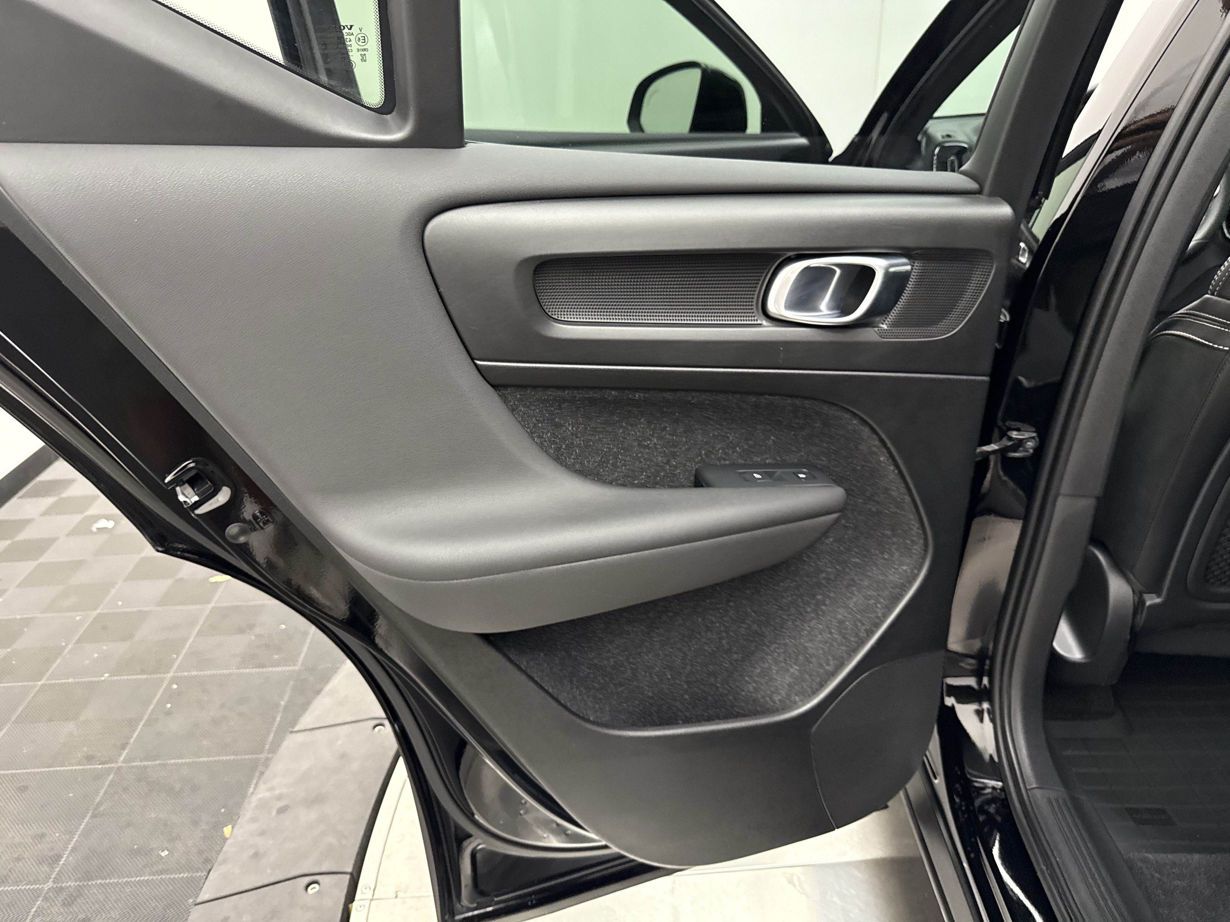 Used 2019 Volvo XC40 T5 R-Design AWD/4WD image 26
