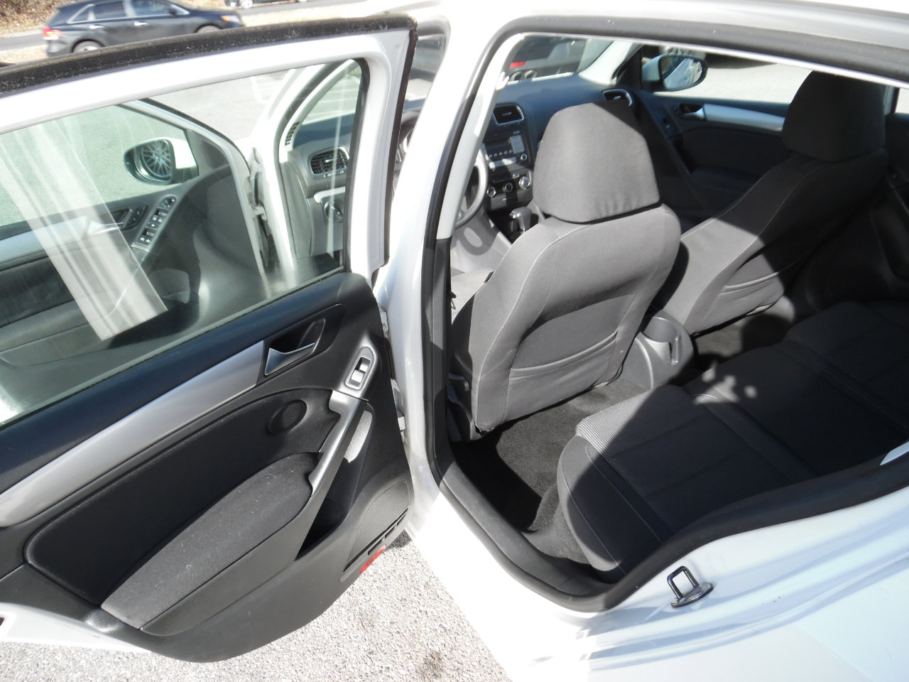 Used 2010 Volkswagen Golf 4-Door image 14