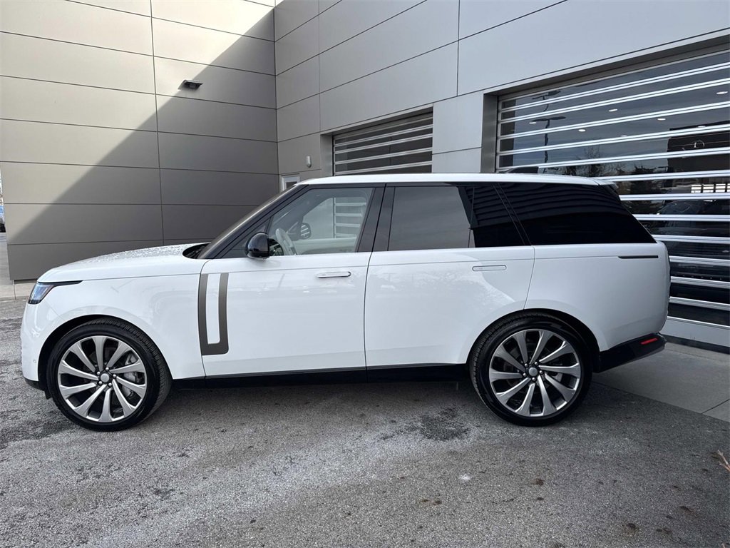 Used 2023 Land Rover Range Rover SE image 4