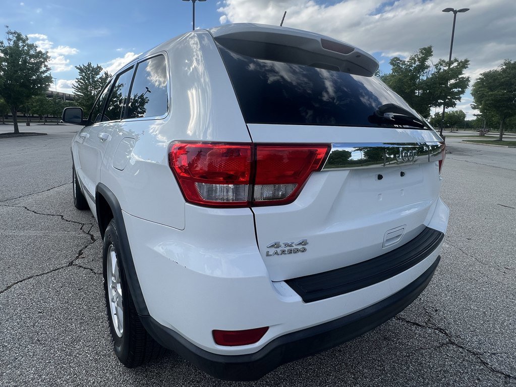 Used 2013 Jeep Grand Cherokee Laredo w/ Laredo E Group AWD/4WD image 3