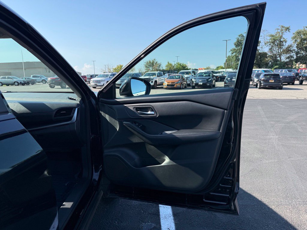 Used 2024 Nissan Rogue SV AWD/4WD image 18