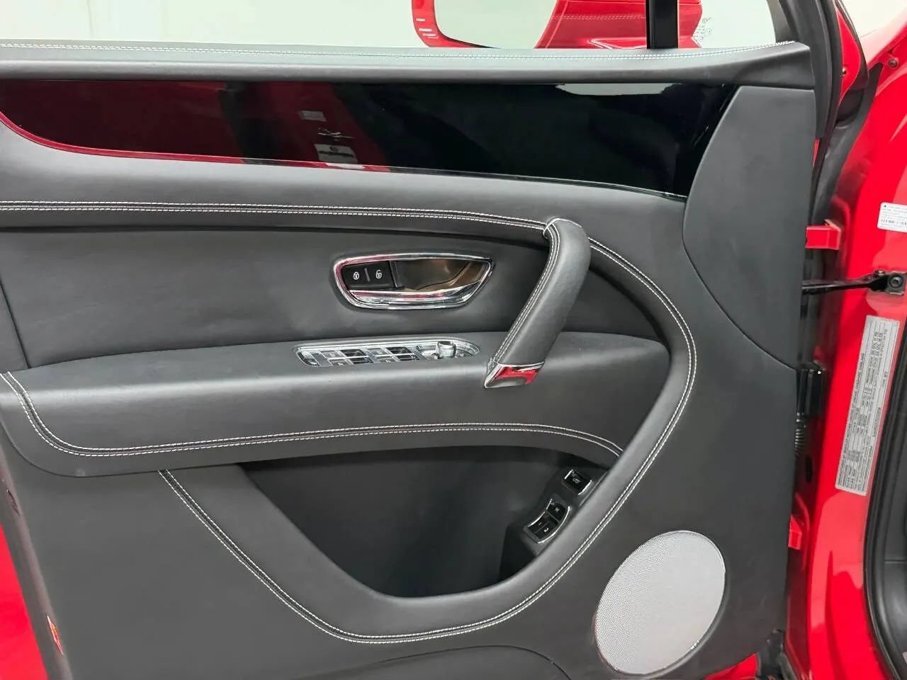 Used 2019 Bentley Bentayga AWD/4WD image 29