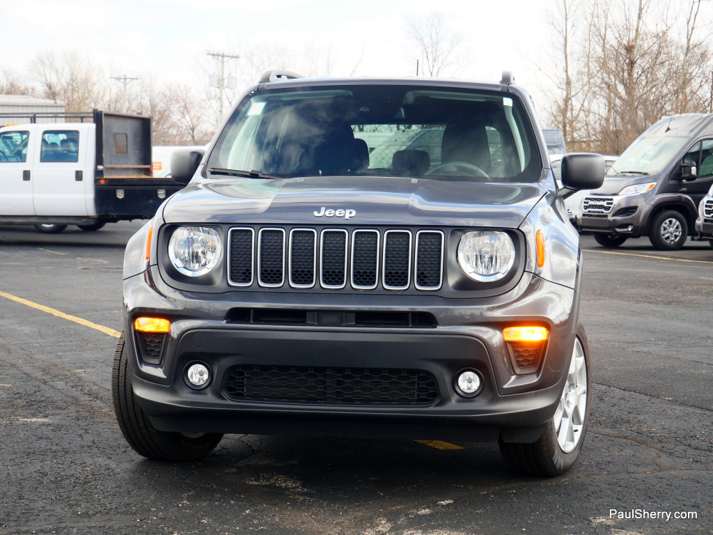 Used 2023 Jeep Renegade Latitude w/ Premium Group AWD/4WD image 6