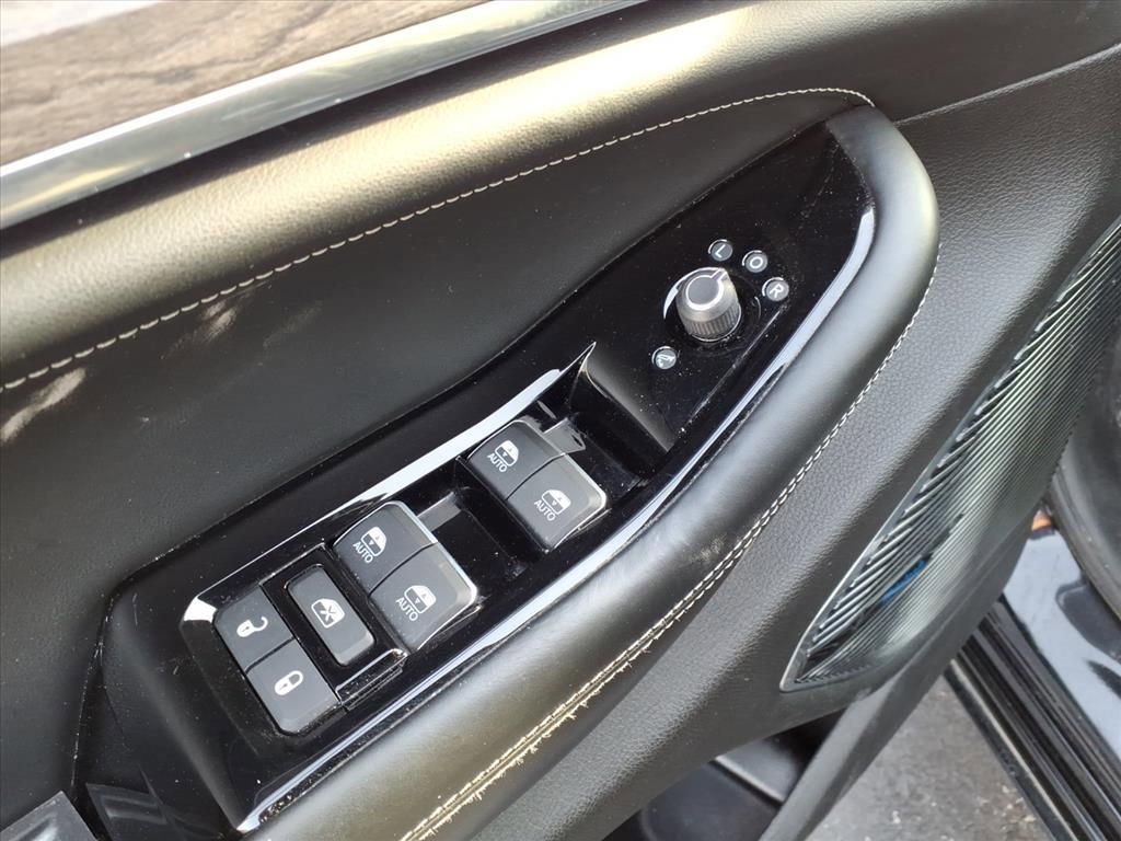 Certified 2022 Jeep Grand Cherokee Overland w/ Luxury Tech Group IV AWD/4WD image 8