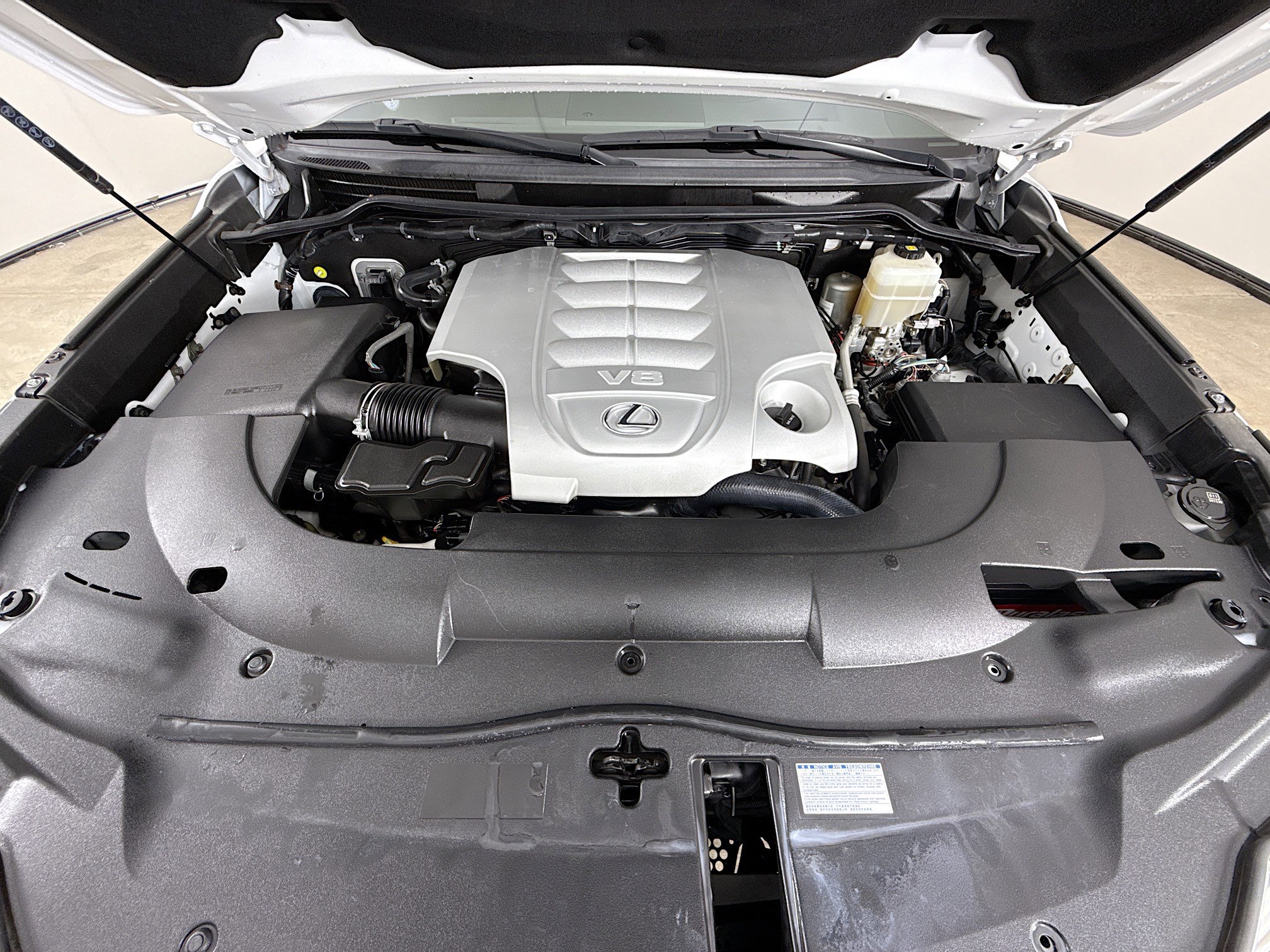 Used 2020 Lexus LX 570 4WD w/ 3rd Row & Luxury Pkg image 34