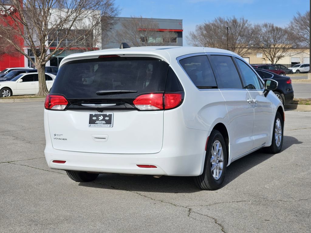 Used 2023 Chrysler Voyager LX image 4
