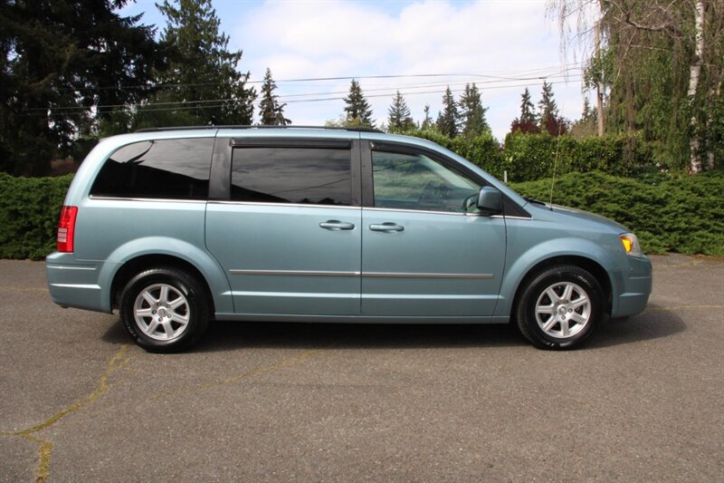 Used 2010 Chrysler Town & Country Touring FWD image 11
