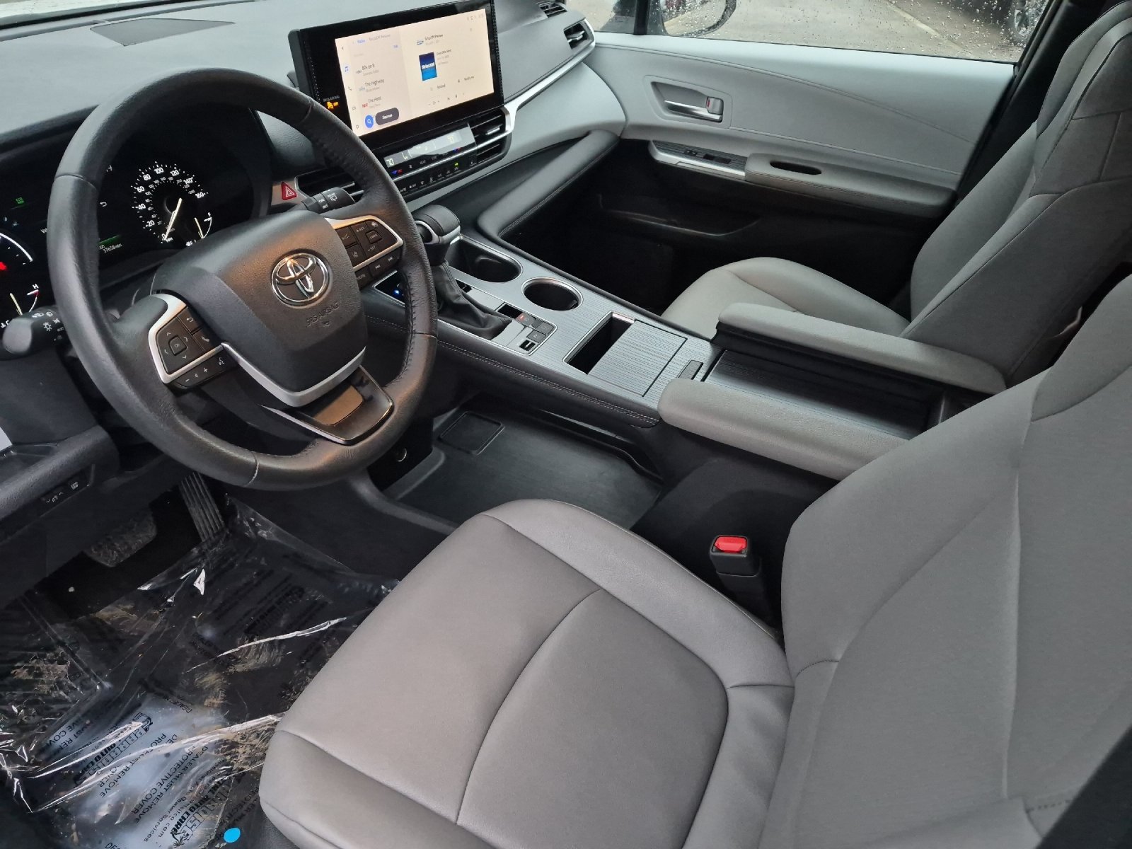 Used 2025 Toyota Sienna XLE FWD image 9