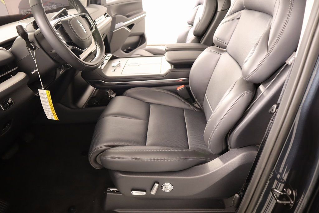 New 2025 Lincoln Navigator Reserve image 11