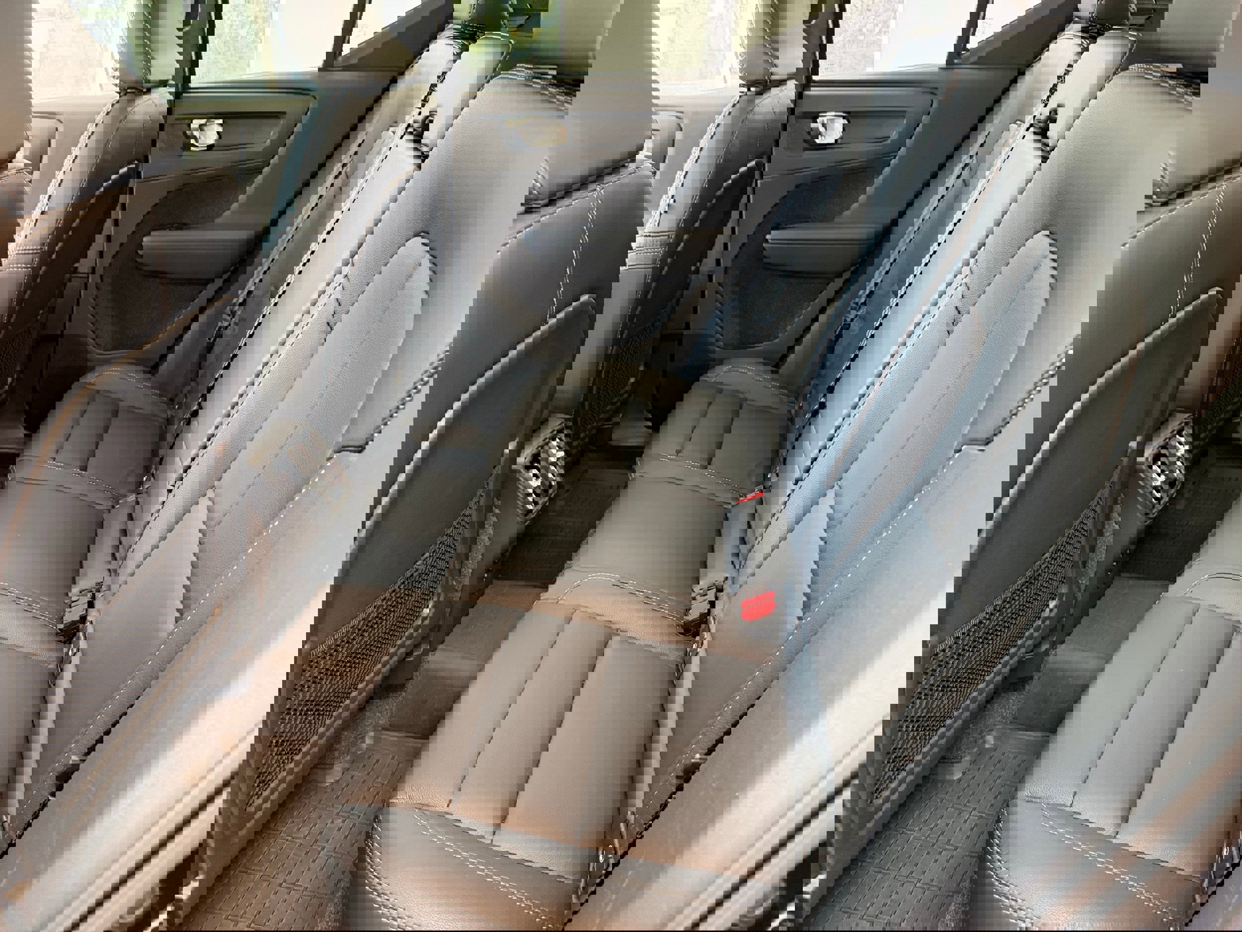 Certified 2025 Volvo XC40 B5 Plus image 26