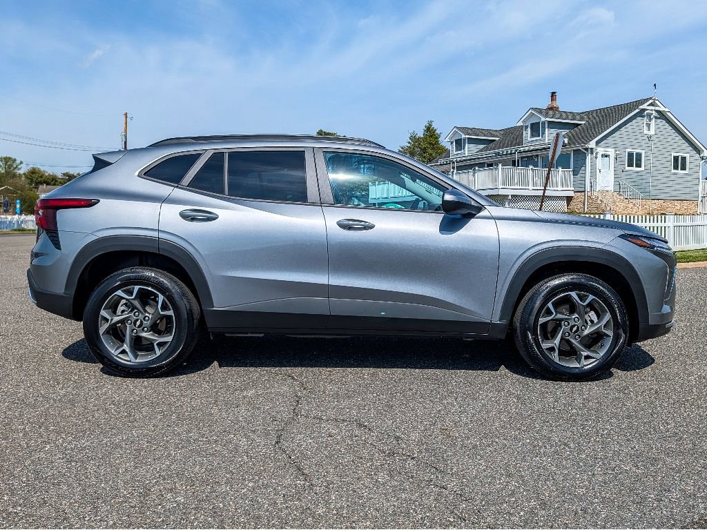 Used 2025 Chevrolet Trax LT w/ LT Convenience Package FWD image 4