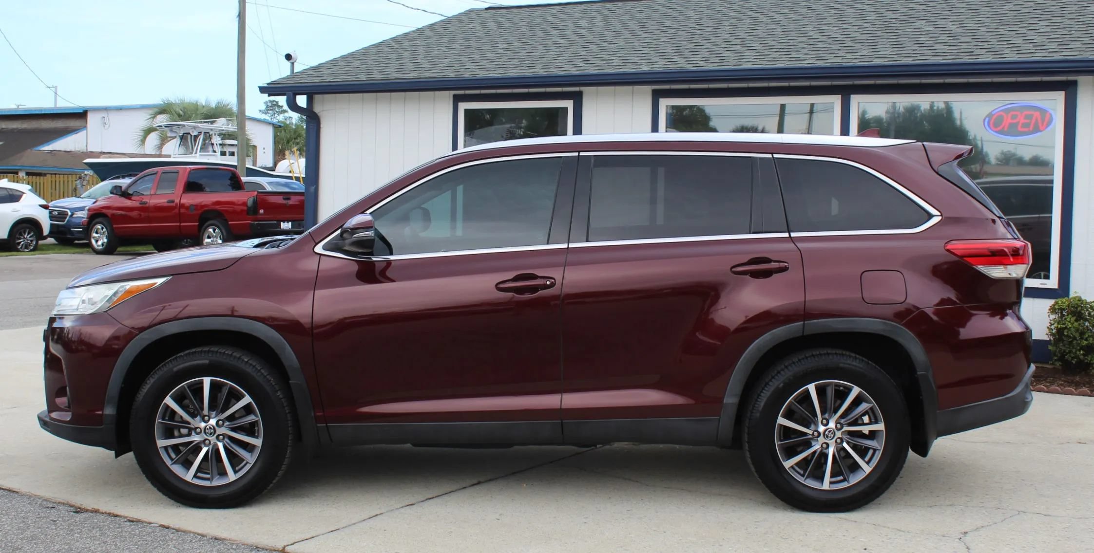 Used 2019 Toyota Highlander XLE AWD/4WD image 2