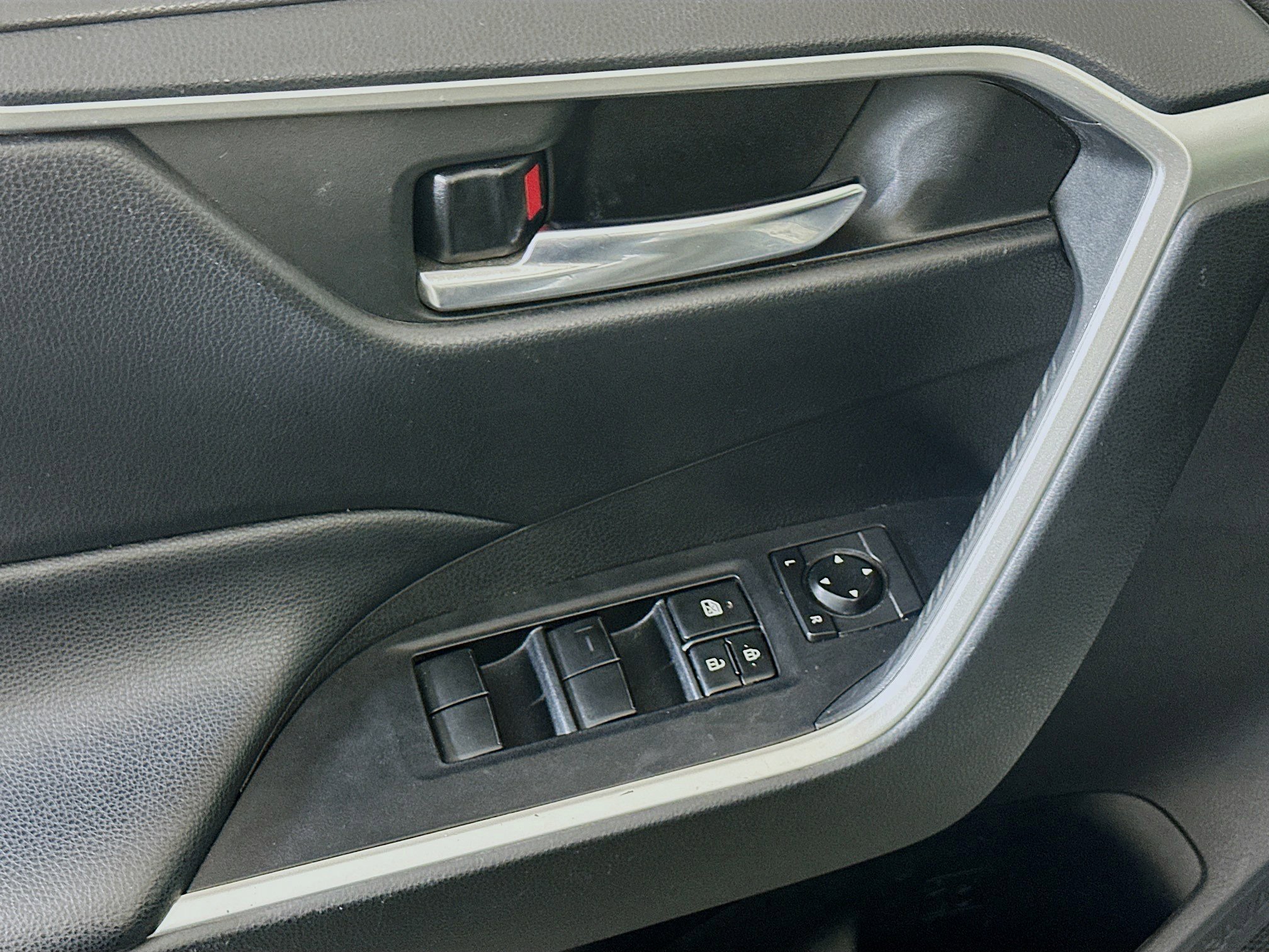 Used 2020 Toyota RAV4 XLE FWD image 15