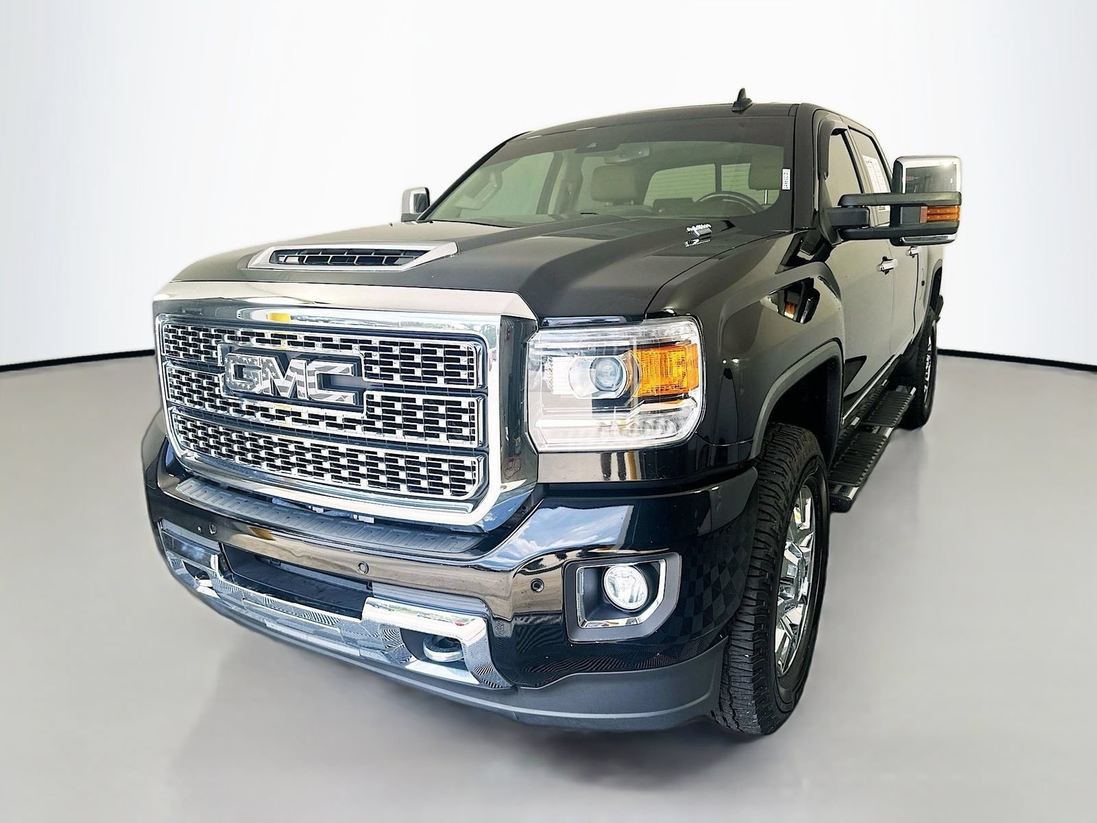 Used 2019 GMC Sierra 2500 Denali w/ Duramax Plus Package AWD/4WD image 3