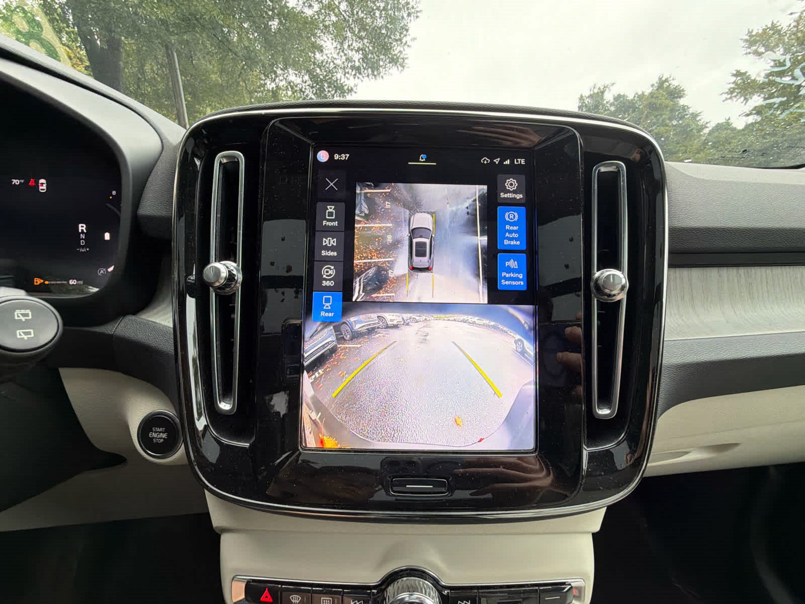 Certified 2024 Volvo XC40 B5 Plus w/ Climate Package AWD/4WD image 32