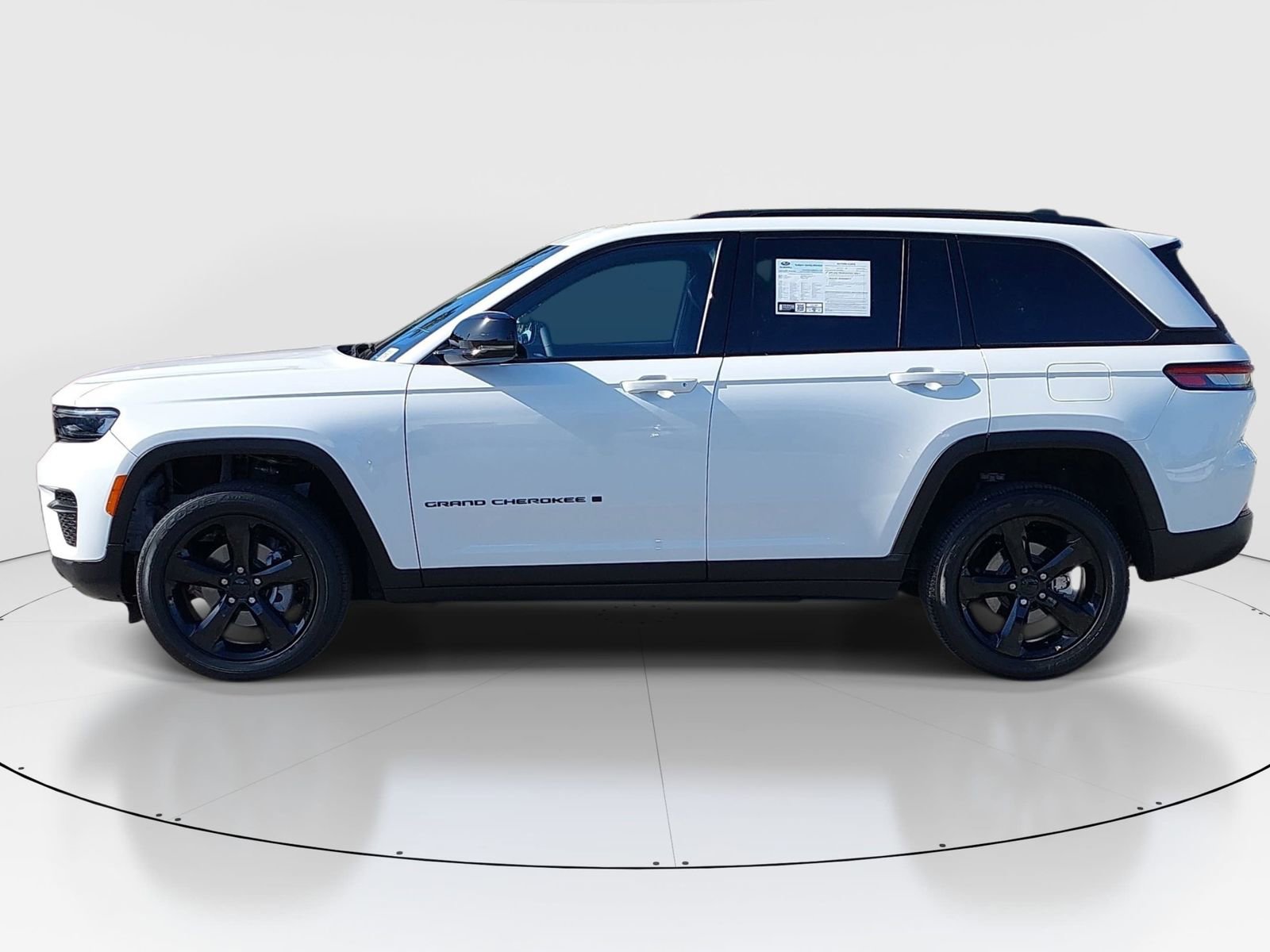 Used 2024 Jeep Grand Cherokee Altitude RWD image 4