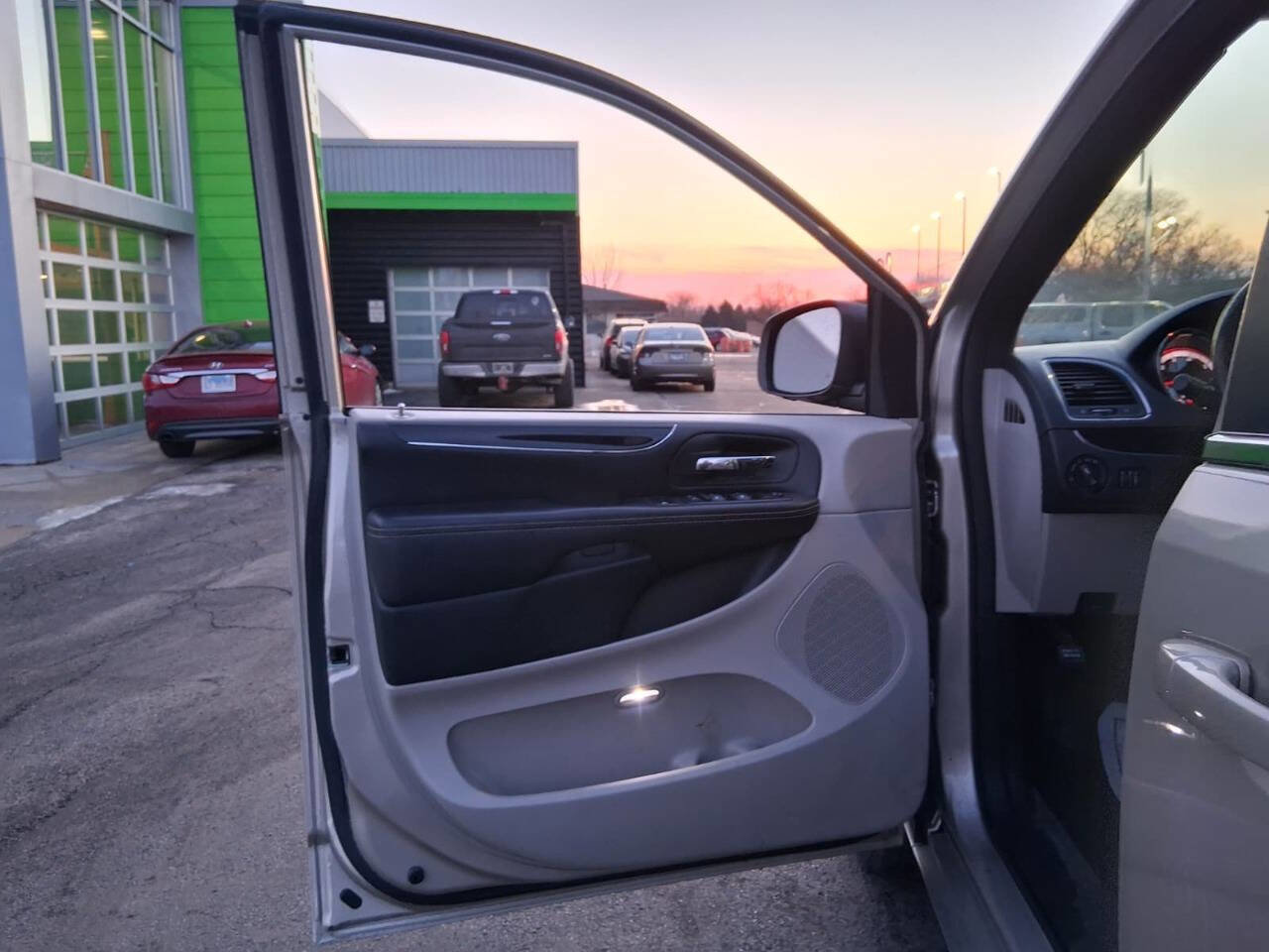 Used 2015 Dodge Grand Caravan SXT image 13