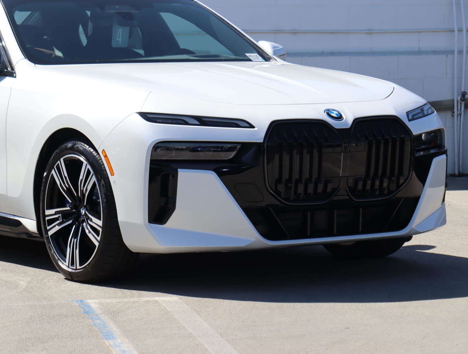 New 2026 BMW 750e xDrive image 2