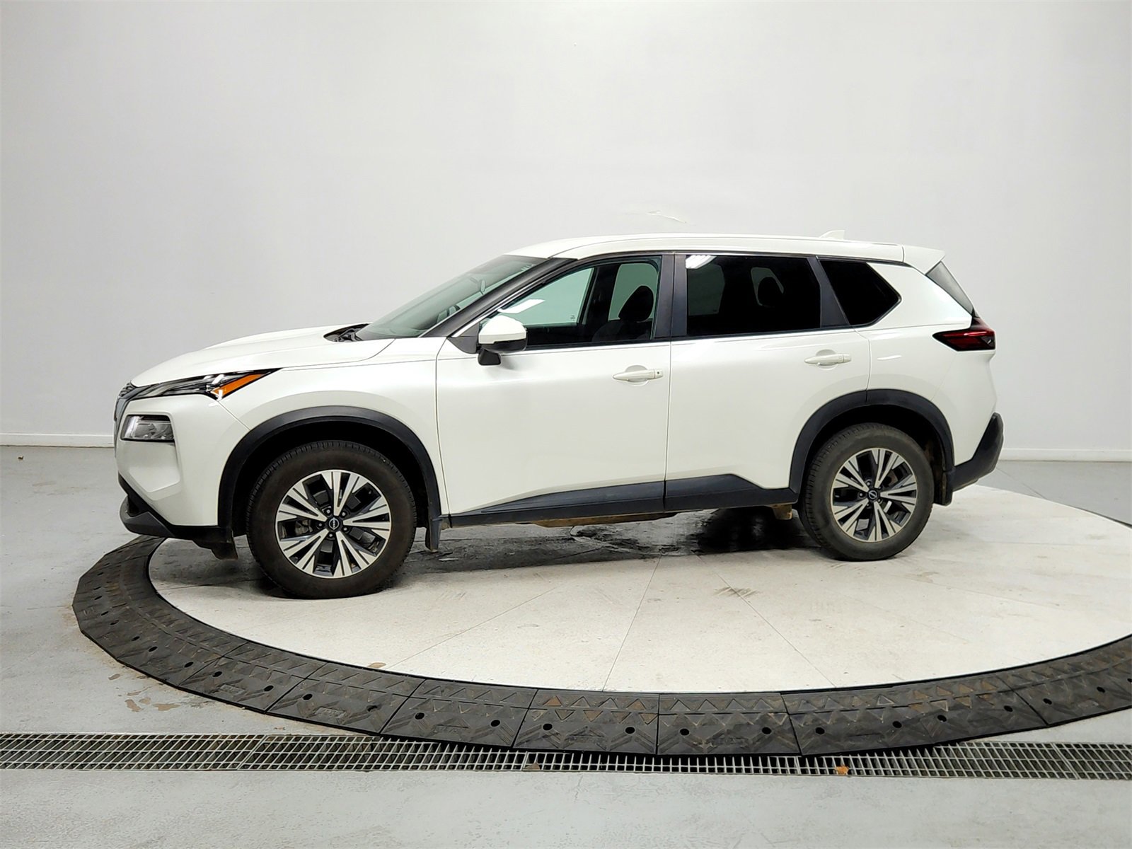 Used 2022 Nissan Rogue SV image 4