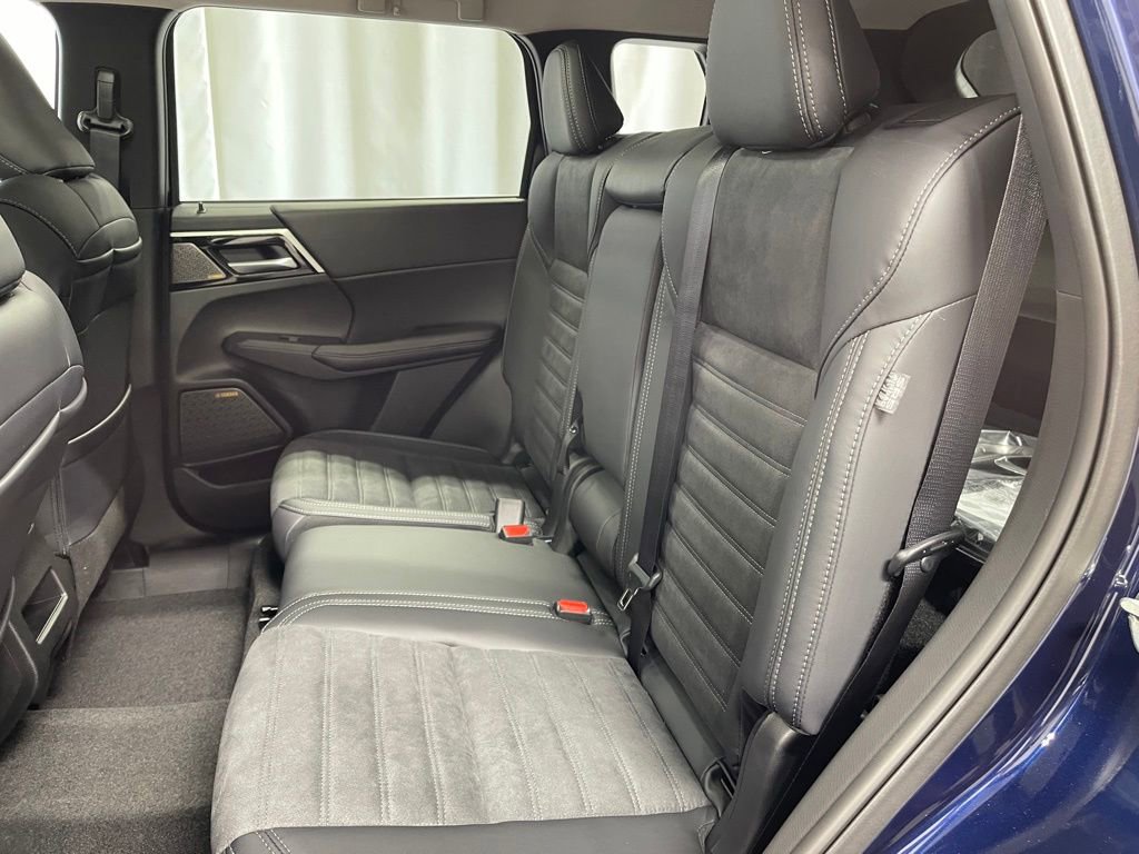 New 2025 Mitsubishi Outlander SE image 24