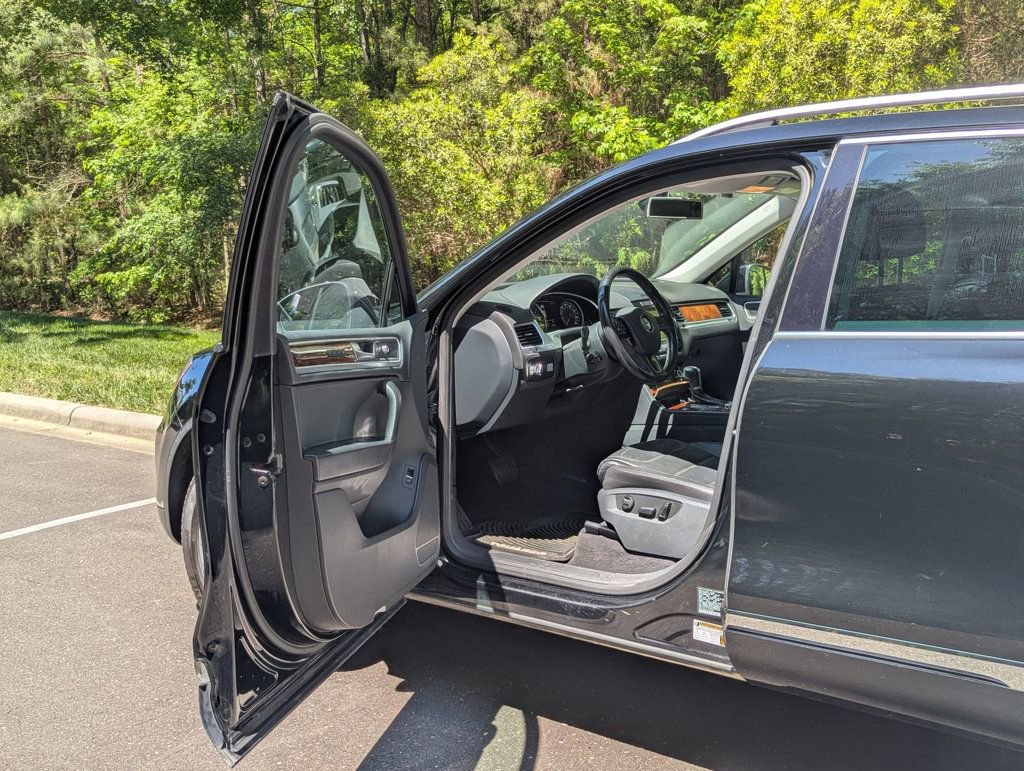 Used 2014 Volkswagen Touareg TDI AWD/4WD image 16