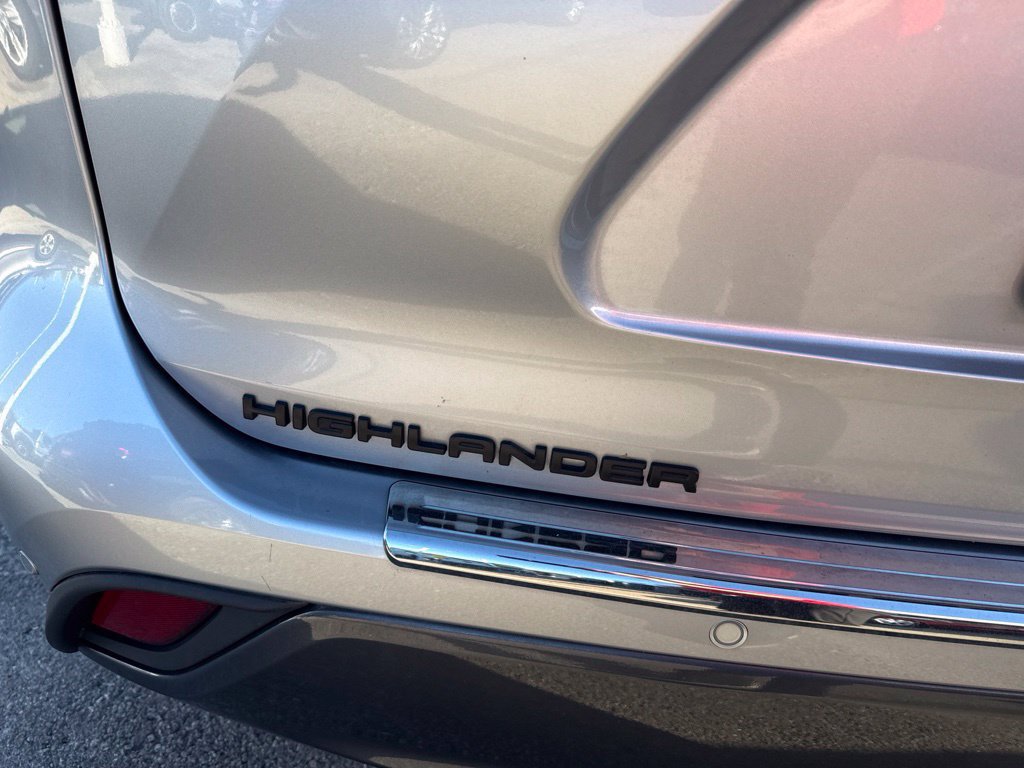 Used 2024 Toyota Highlander Limited AWD/4WD image 3