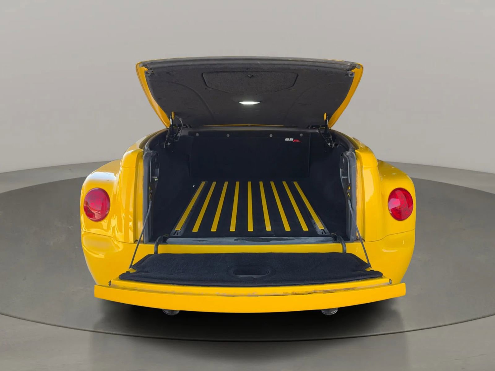 Used 2004 Chevrolet SSR w/ Preferred Equipment Group image 19