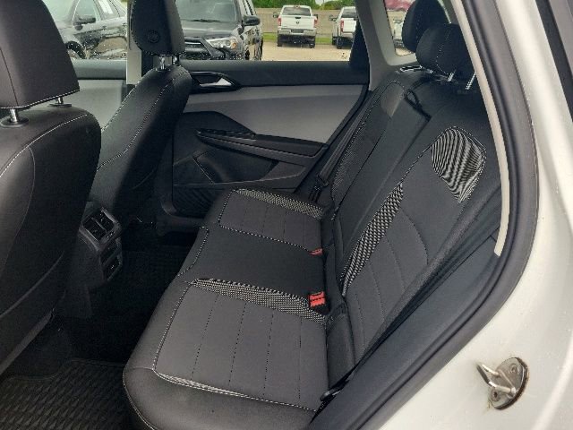 Used 2023 Volkswagen Taos SE AWD/4WD image 14